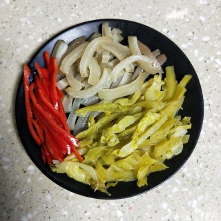 猪皮炒酸菜的做法步骤：2