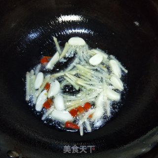 猪皮炒酸菜的做法步骤：4