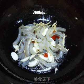 猪皮炒酸菜的做法步骤：5