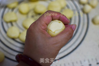 肉松咸蛋黄酥的做法步骤：7