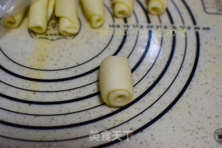 肉松咸蛋黄酥的做法步骤：12