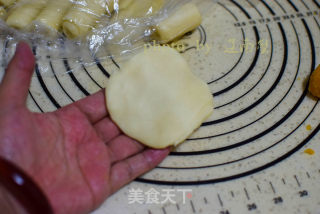 肉松咸蛋黄酥的做法步骤：16