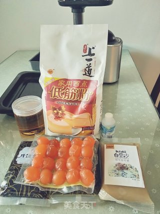 广式蛋黄月饼的做法步骤：1