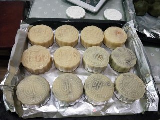 广式蛋黄月饼的做法步骤：26