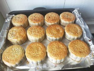 广式蛋黄月饼的做法步骤：30