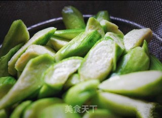 丝瓜油条蛋汤的做法步骤：1