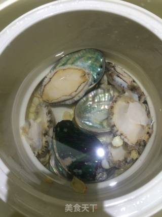 西洋参炖鲜鲍鱼鸡腿汤的做法步骤：2