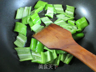 青椒炒虾味球的做法步骤：5