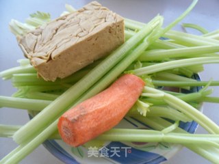 芹菜炒豆腐干的做法步骤：1