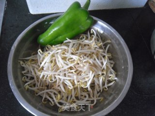 青椒炒豆芽的做法步骤：1