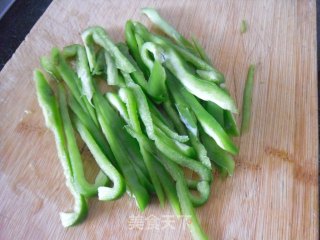 青椒炒豆芽的做法步骤：3