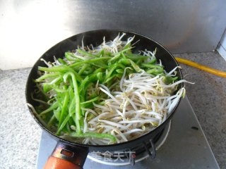 青椒炒豆芽的做法步骤：7