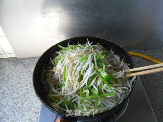青椒炒豆芽的做法步骤：8