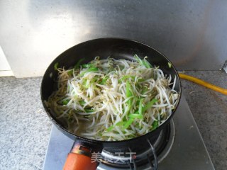 青椒炒豆芽的做法步骤：11