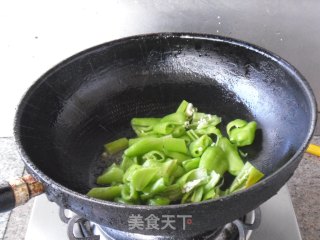 青辣椒炒鲜贝的做法步骤：4