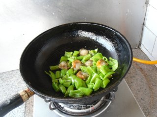 青辣椒炒鲜贝的做法步骤：7