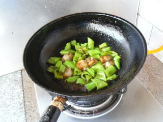 青辣椒炒鲜贝的做法步骤：9