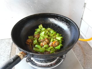青辣椒炒鲜贝的做法步骤：10