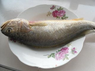 清蒸黄花鱼的做法步骤：2