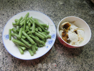 咸鸭蛋炒梅豆的做法步骤：1