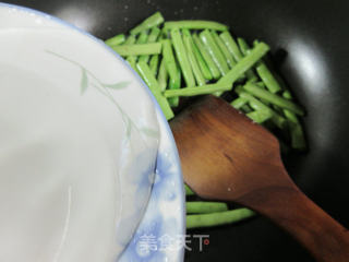 咸鸭蛋炒梅豆的做法步骤：3