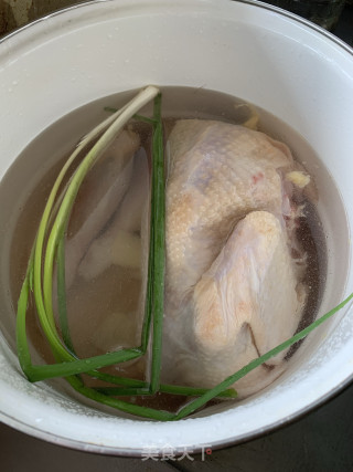 白切鸡的做法步骤：1