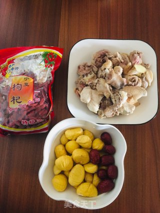 鸡肉板栗汤的做法步骤：1