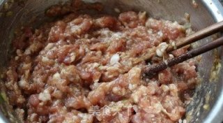 酸菜猪肉馅水饺的做法步骤：1