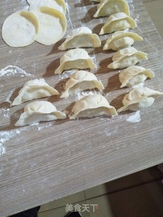 酸菜猪肉馅水饺的做法步骤：4