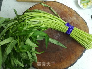 清炒空心菜的做法步骤：1