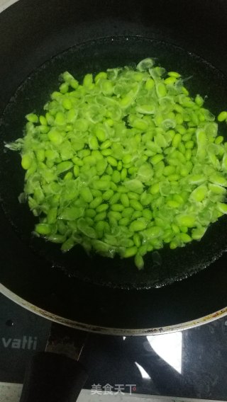 毛豆米炒鸡脆骨肉的做法步骤：1