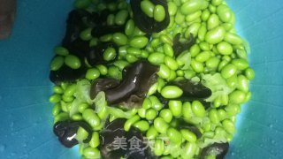 毛豆米炒鸡脆骨肉的做法步骤：2