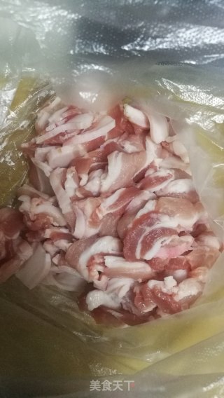 家庭铁板奥尔良味五花肉的做法步骤：1