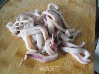 葱爆鱿鱼的做法步骤：2