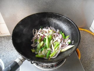 葱爆鱿鱼的做法步骤：9