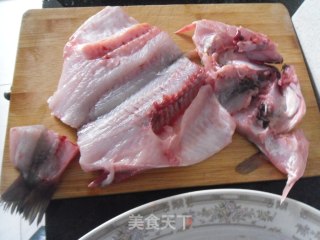 特色煎鲈鱼的做法步骤：3