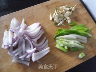 特色煎鲈鱼的做法步骤：5