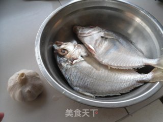 大蒜烧鲳鱼的做法步骤：1
