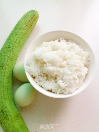 丝瓜鸡蛋泡饭的做法步骤：1