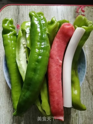 尖椒腊肠的做法步骤：1
