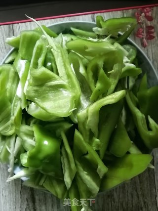 尖椒腊肠的做法步骤：2