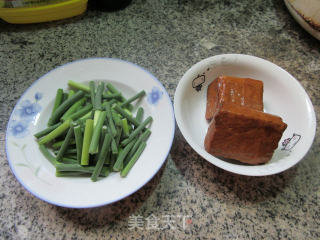 蒜薹炒香干的做法步骤：1