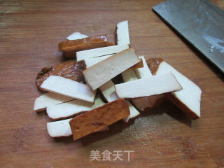 蒜薹炒香干的做法步骤：2