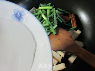 蒜薹炒香干的做法步骤：4