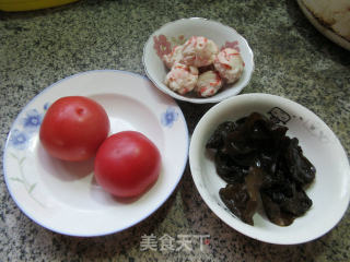 黑木耳番茄炒虾味球的做法步骤：1