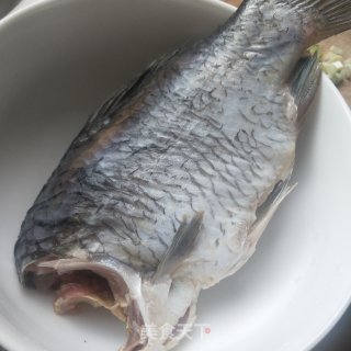鲫鱼汤的做法步骤：1
