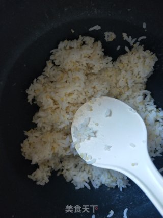火腿鸡蛋炒饭的做法步骤：1