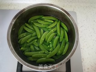 炒甜豆的做法步骤：3