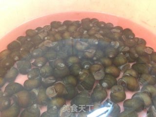 紫苏炒田螺的做法步骤：1