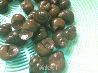 紫苏炒田螺的做法步骤：2